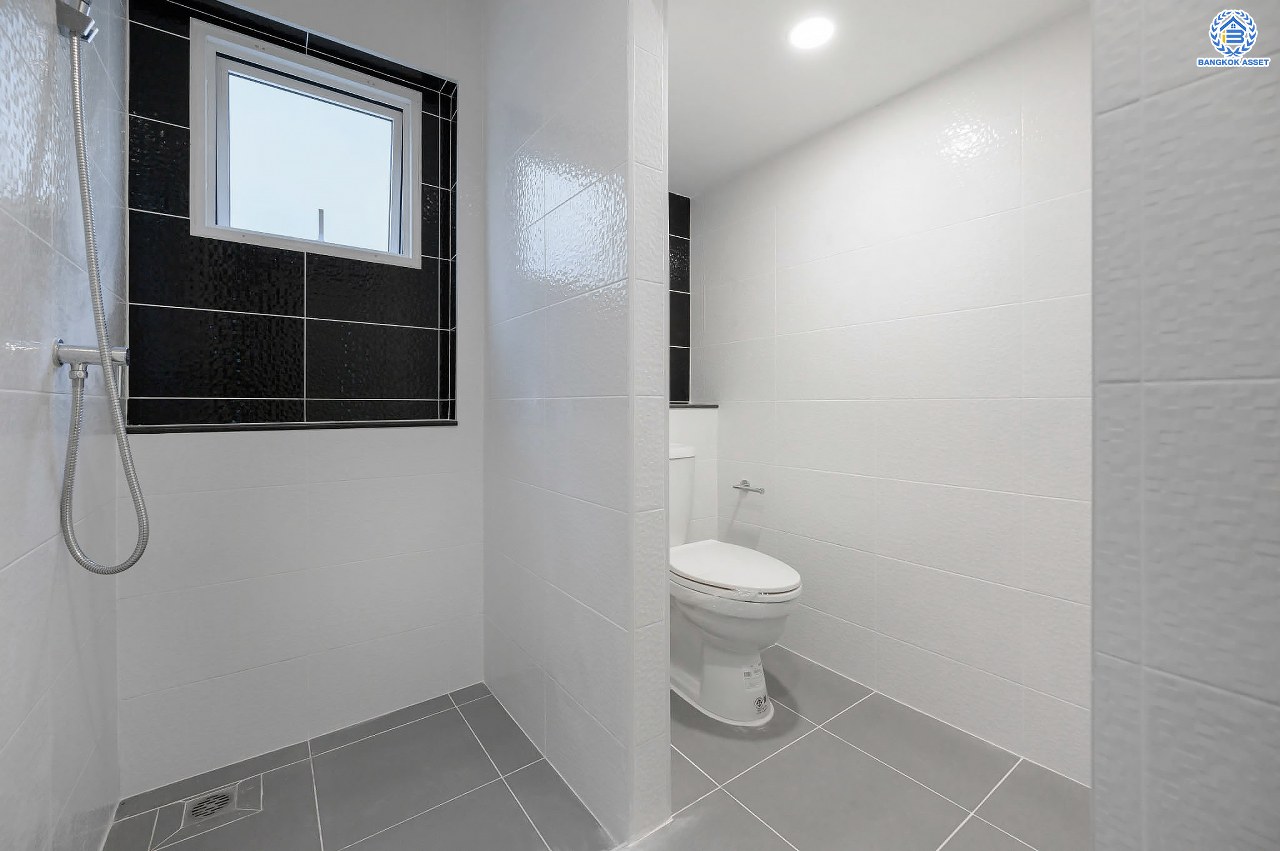 บ้านมือสองตกแต่งใหม่ โครงการ ชวนชื่นโมดัส แจ้งวัฒนะ เนื้อที่ 51.6 ตร.ว. ฟังก์ชัน 3 ห้องนอน 3 ห้องน้ำ จอดรถได้ 2 คัน รองรับทุกการอยู่อาศัย บนทำเลเดินทางเข้า-ออกเมืองสะดวก เชื่อมต่อถนนเลี่ยงเมืองปากเกร็ด, ถนนแจ้งวัฒนะ, ถนนติวานนท์ ใกล้รถไฟฟ้าสายสีชมพู "สถานีเลี่ยงเมืองปากเกร็ด" ทางด่วน "แจ้งวัฒนะ" และเซ็นทรัล แจ้งวัฒนะ